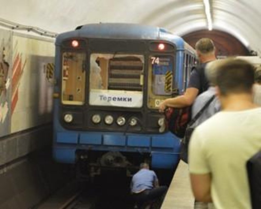 В Киевском метро мужчина прыгнул под поезд