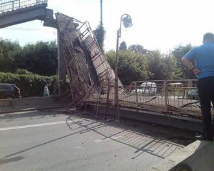 В Киеве фура снесла пешеходный мост (фото)