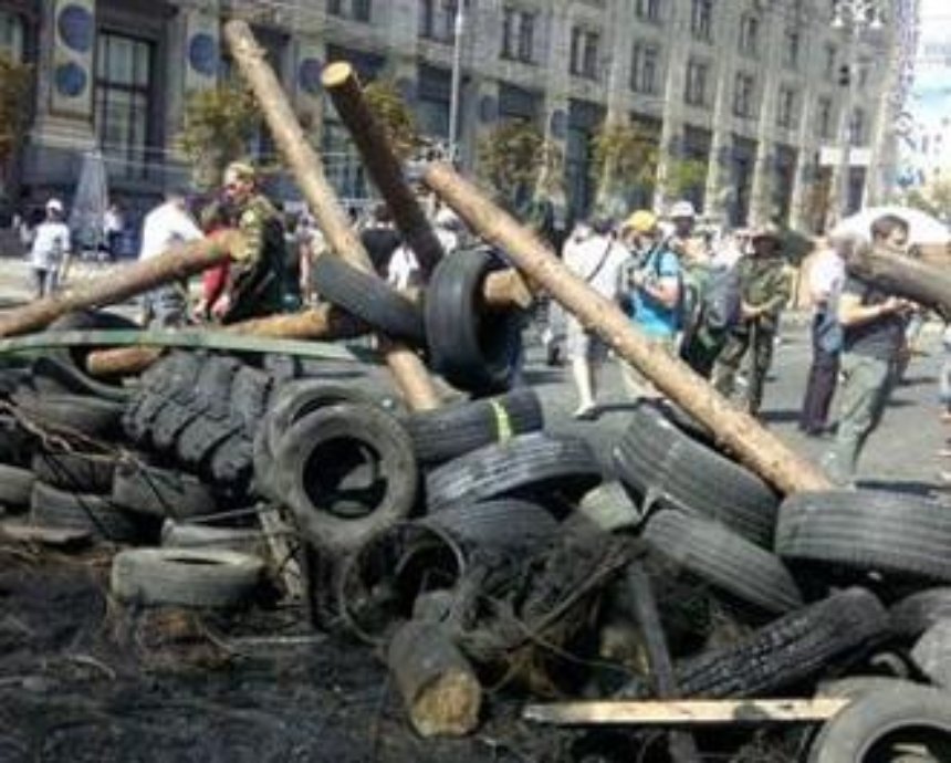 На Майдане появились новые баррикады
