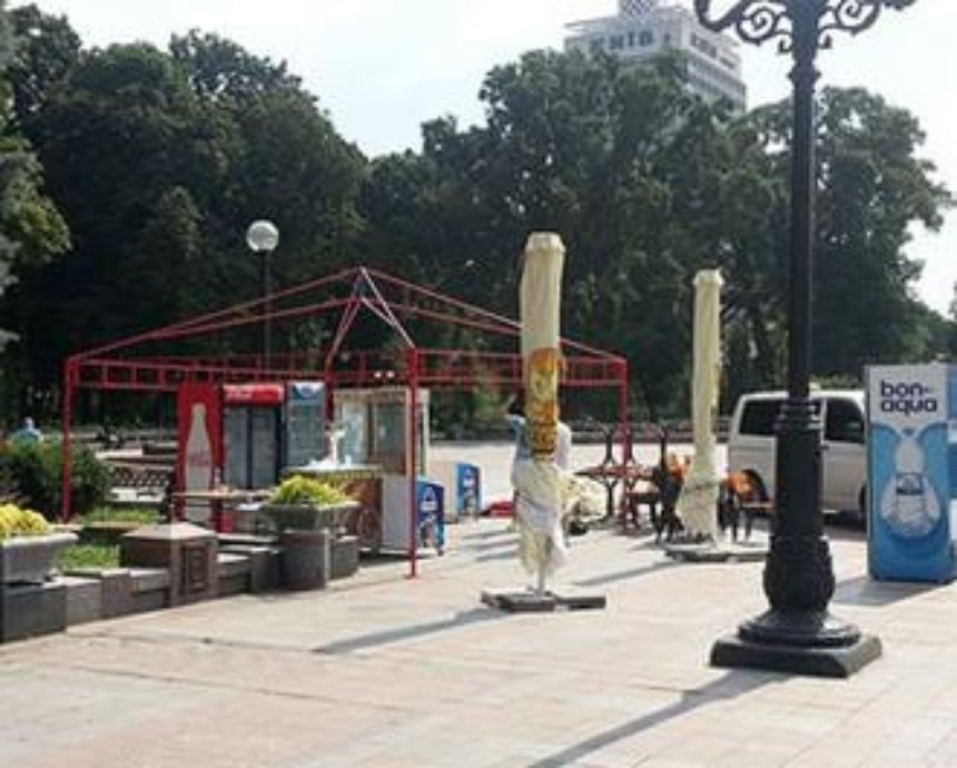 Из Мариинского парка убрали незаконные киоски (фото)