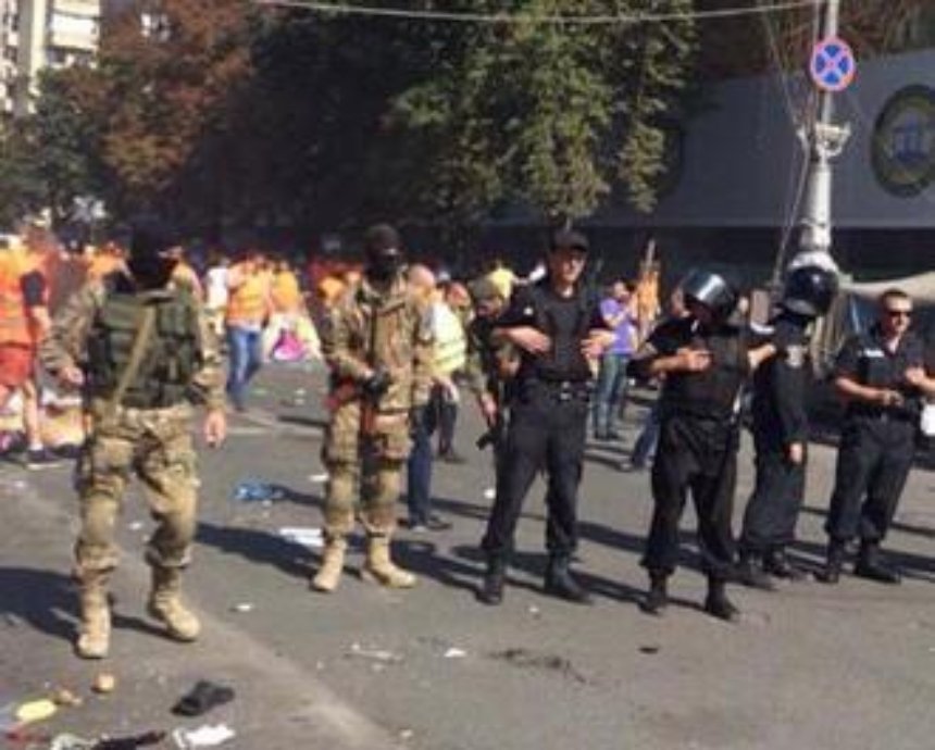 Парень бросил гранату в людей на Майдане (фото)