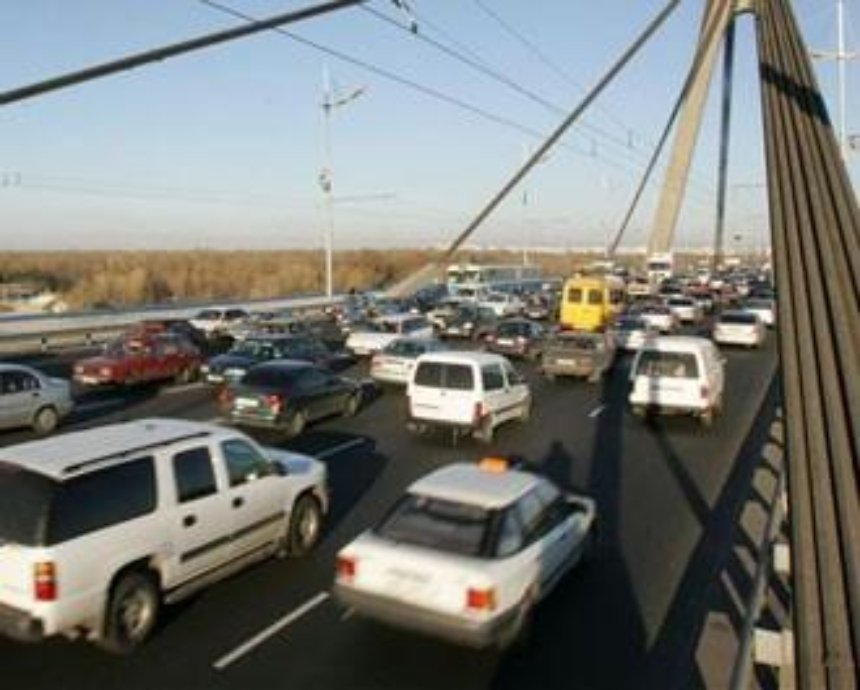 Для троещинцев создадут самостоятельную полосу для движения на Московском мосту