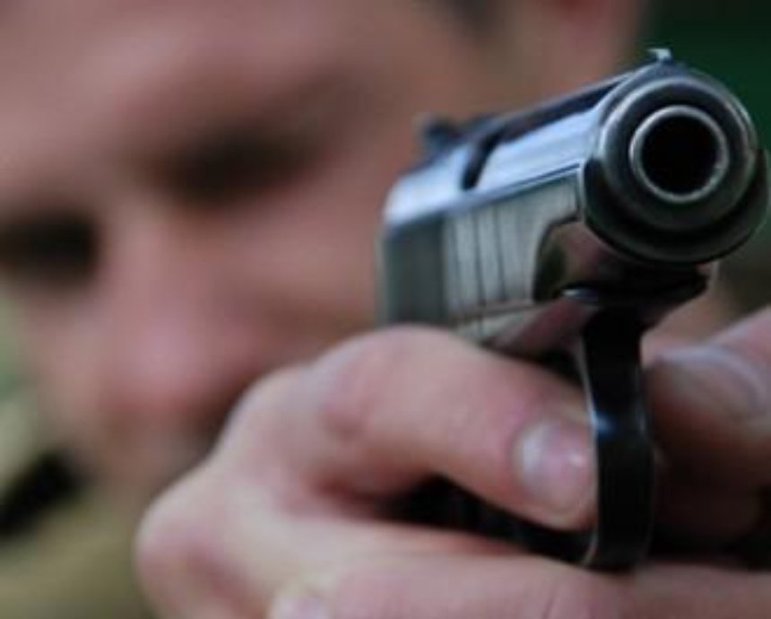 Под Киевом грабитель ранил из пистолета милиционера