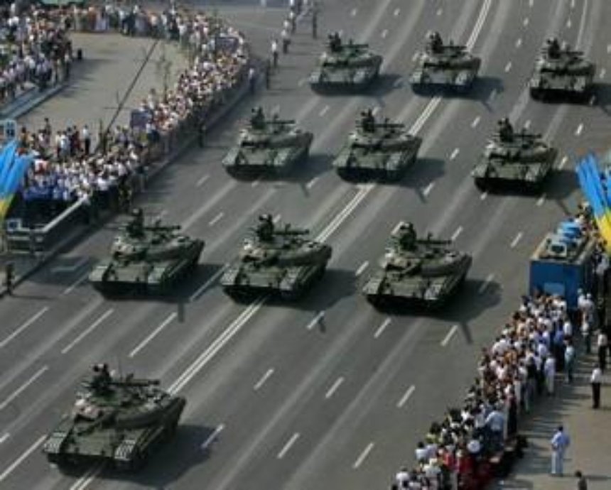В Киеве готовятся к параду: Майдан срочно ремонтируют, а военные проводят репетиции