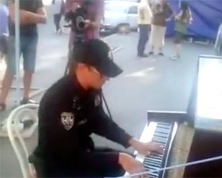 В Киеве патрульный сыграл хит на уличном пианино (видео)