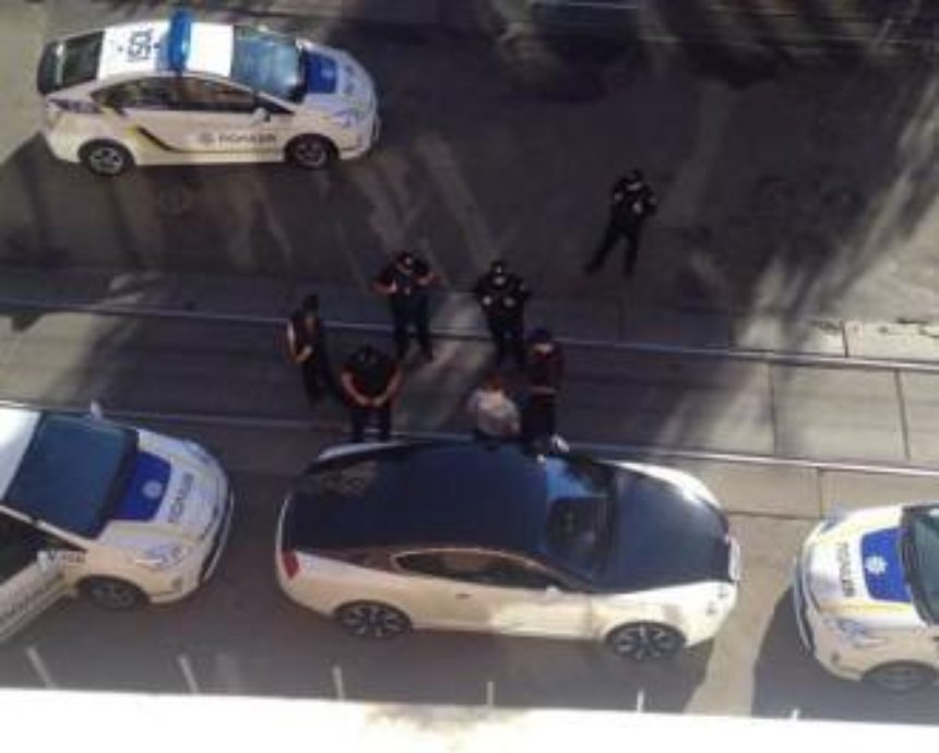 В Киеве пьяный водитель Bentley забросал полицейских долларами (фото,видео)