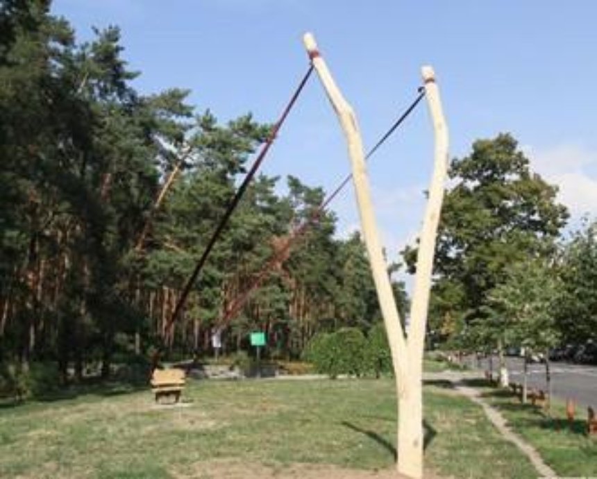 В Святошинском парке появилась пятиметровая рогатка (фото)