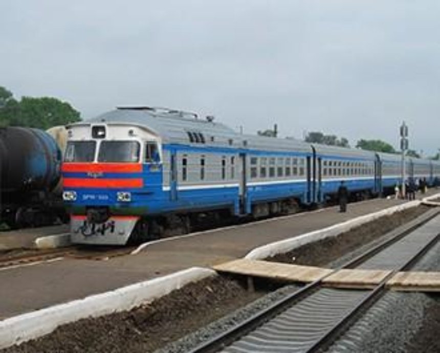 В Киеве поезд тяжело травмировал девушку на платформе