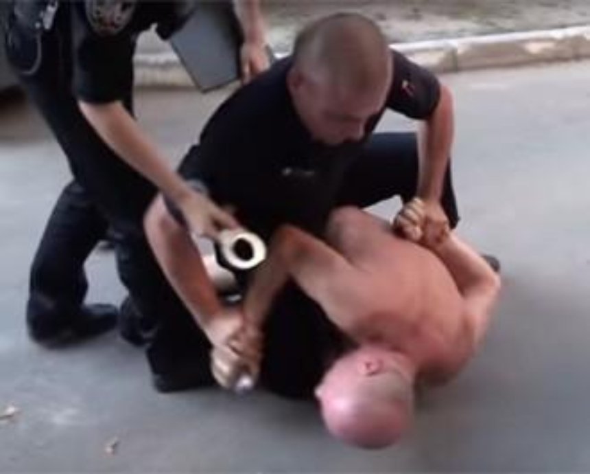 Полуголый пьяный мужчина напал на полицейского (видео)