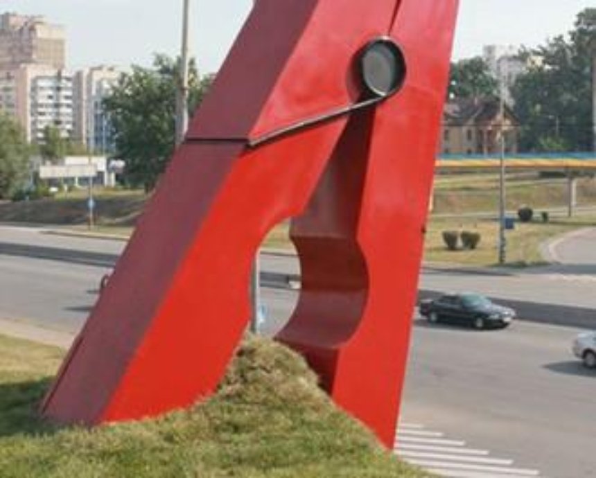 В столице установили гигантскую красную прищепку (фото)
