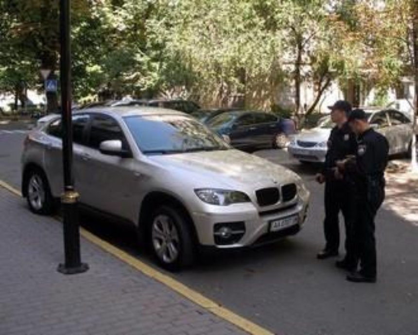 В Киеве копы прямо под ГПУ оштрафовали авто с "бриллиантовым" прокурором (фото)