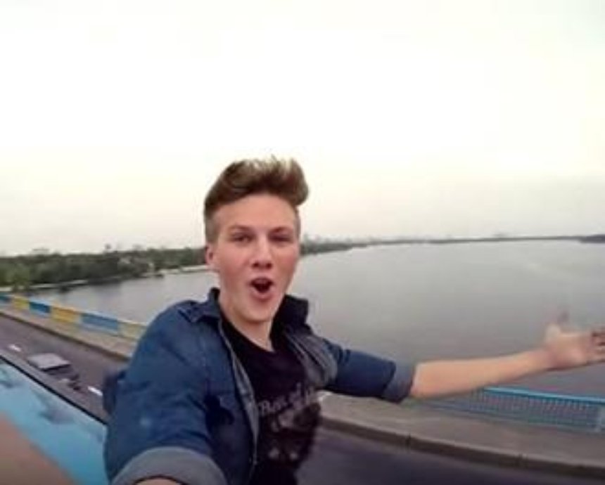 Киевский зацепер бегал на ходу по крышам вагонов метро и снимал кино (видео)