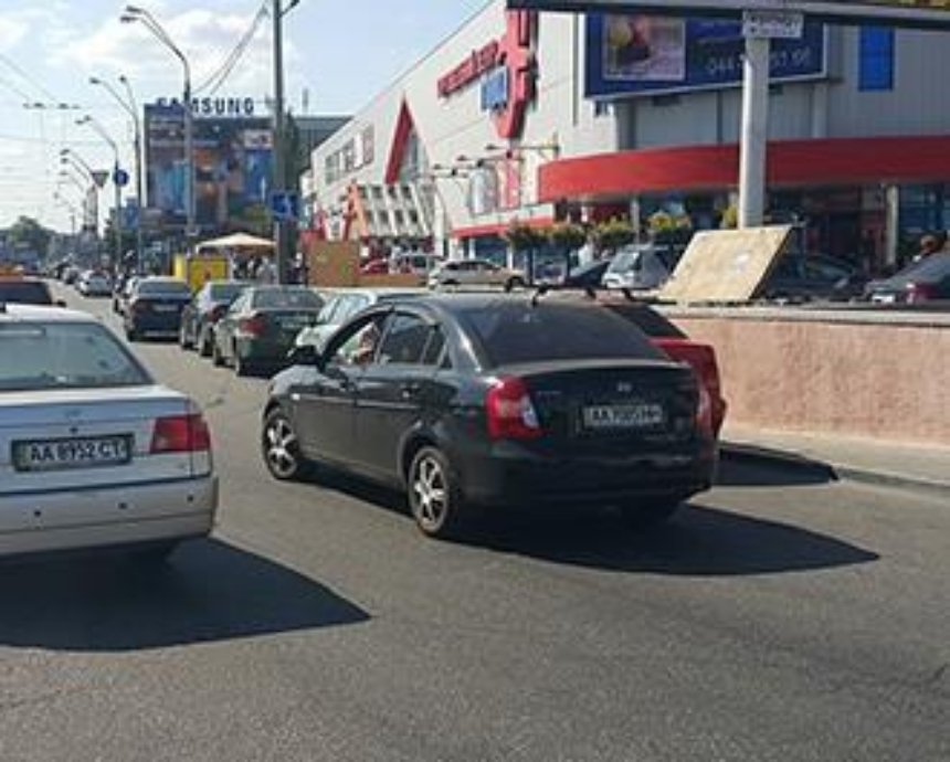 В Киеве девушка "припарковала" авто на перекрестке на втором ряду (фото)