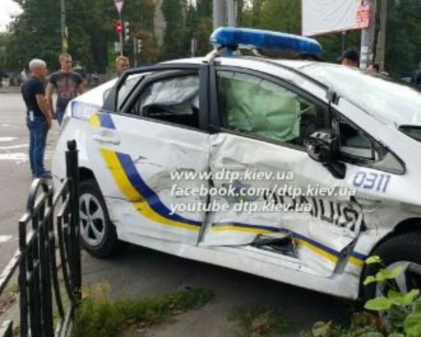 В Киеве внедорожник протаранил машин полиции (фото)