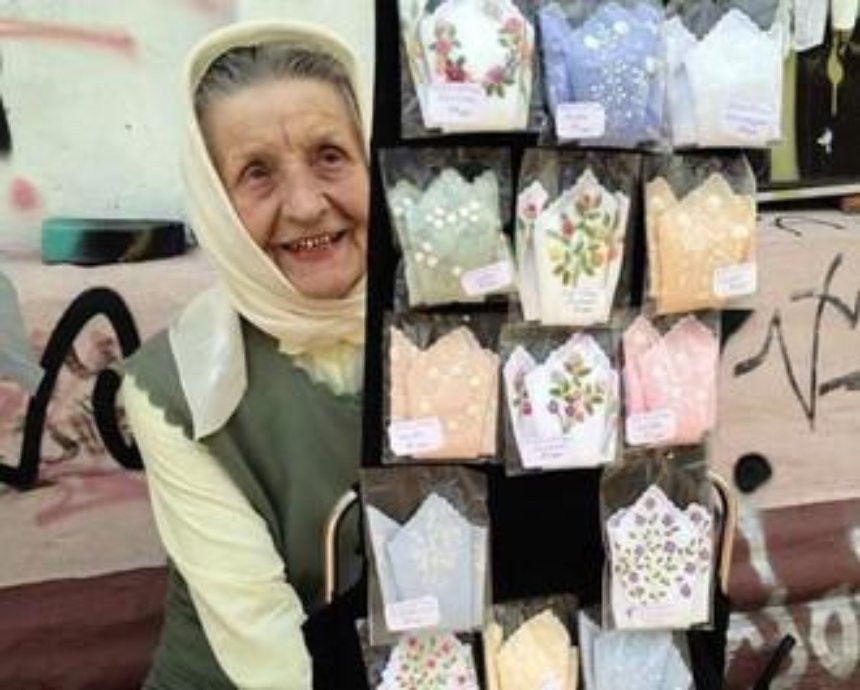 На Андреевском спуске бабушка продает вышитые платочки для армии