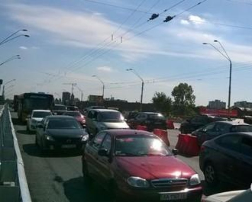 На проспекте Победы в Киеве возникла громадная пробка из-за ДТП (фото)