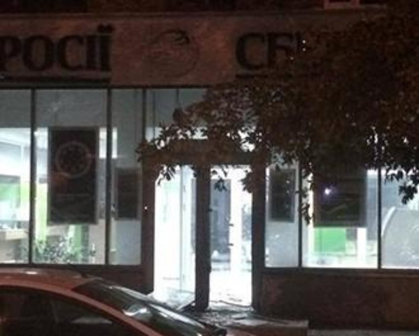 В Киеве пытались подорвать отделение банка: подробности ночного теракта