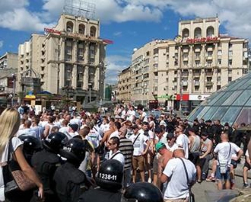 На Майдане десятки правоохранителей охраняют польских болельщиков (фото)