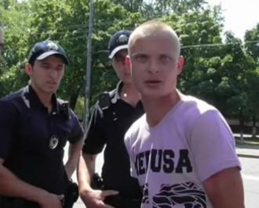 В Киеве луганчанин при задержании обозвал патрульных “бандерами” (видео)