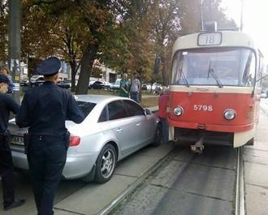 В Киеве из-за "героя парковки" на "Ауди" остановились трамваи (фото)