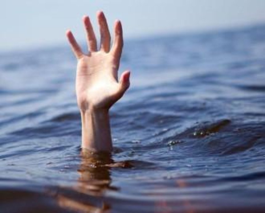 В столице мужчина попытался переплыть озеро и утонул