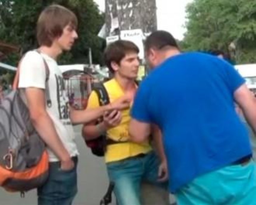 В Киеве водитель внедорожника с битой напал на активиста (видео)