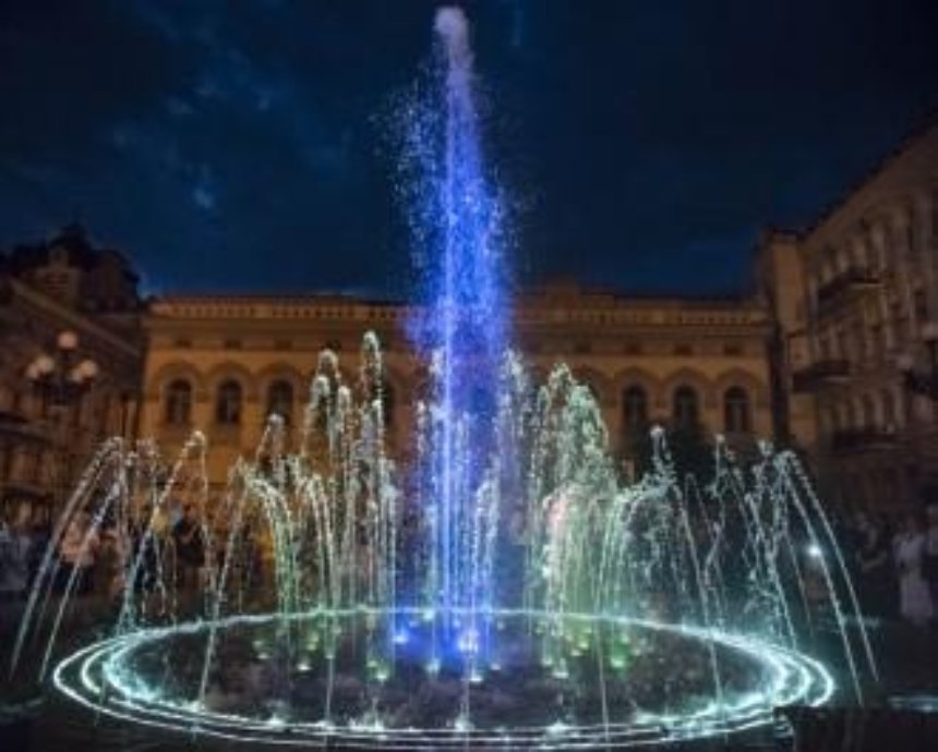 Біля Оперного театру запрацював світло-музичний  фонтан (фото)