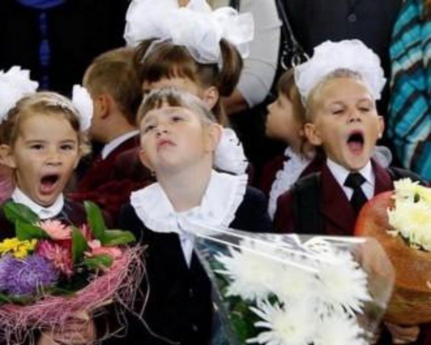 Киевляне массово постят школьные фото и собирают сирот к 1 сентября