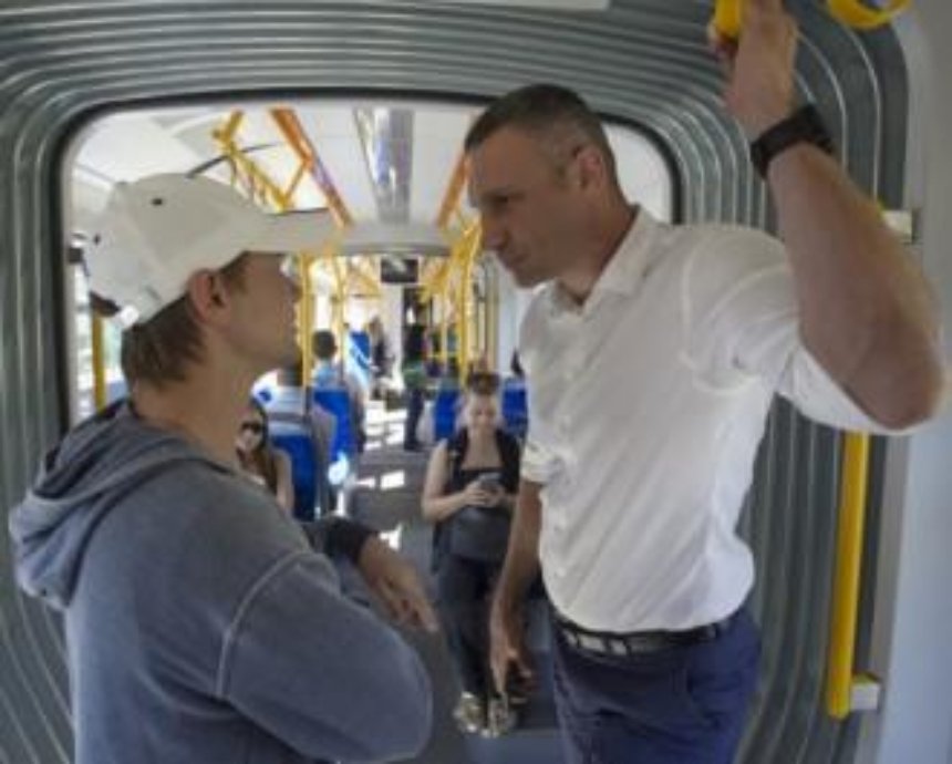 Віталій Кличко перевірив, як курсує новий польский трамвай та оглянув нові ліфти для людей із особливими потребами