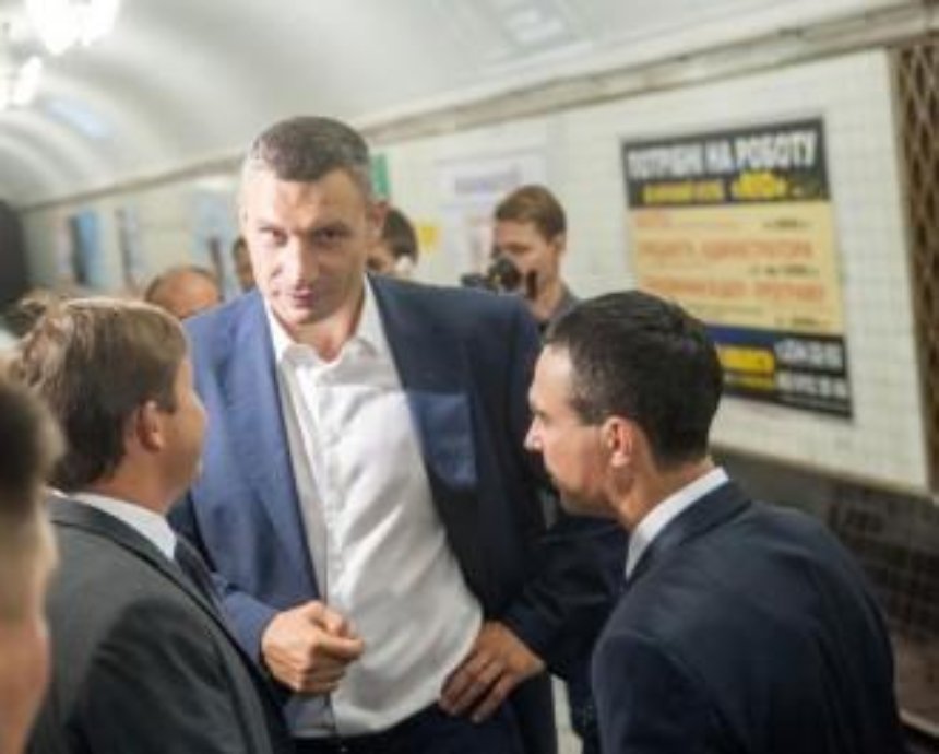 Виталий Кличко проїхався у метро та перевірив роботу нових ескалаторів на станції "Вокзальна"