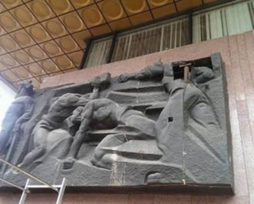 З Українського дому знімають радянський барельєф (фото, відео)