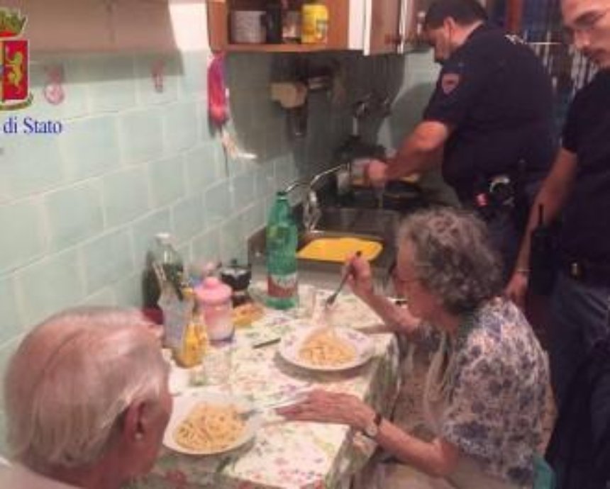 Жизнь соседей: итальянские полицейские приготовили ужин для одиноких стариков