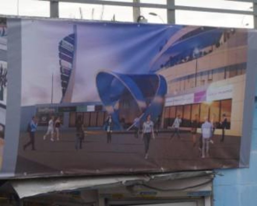 На стройке над метро "Героев Днепра" повесили макет будущего ТРЦ (фото)