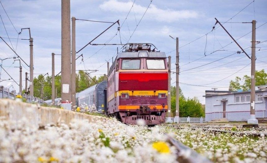 В честь праздника: "Укрзализныця" назначила дополнительные поезда