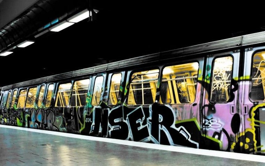 Арт-террор: группа вандалов захватила поезд, чтобы разрисовать его (видео)