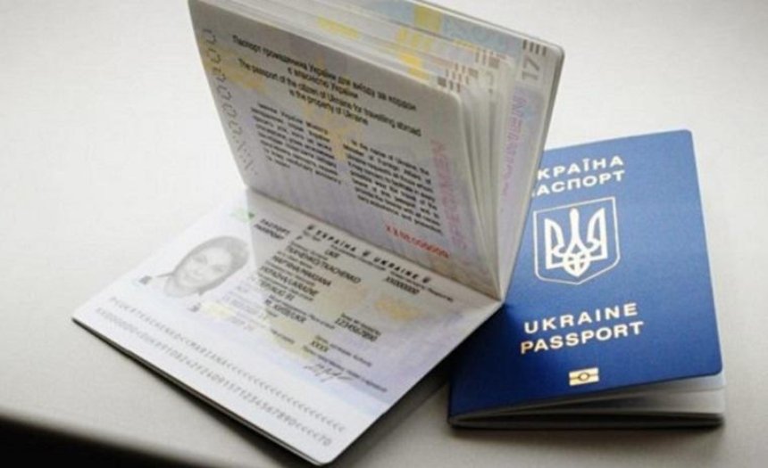 Будь осторожен: в столице мошенники "оформляют" биометрические паспорта