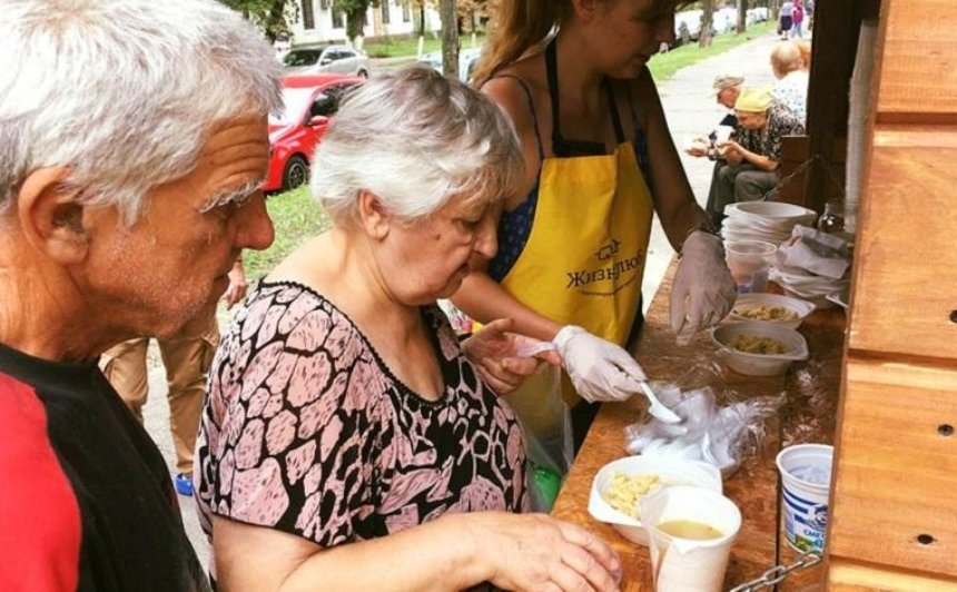 "Обед без бед": в Соломенском районе появилась точка бесплатного питания для пенсионеров (фото)