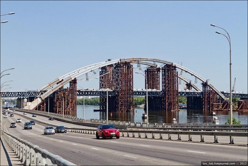 Лед тронулся: киевлянам показали, как продвигается стройка Подольского моста