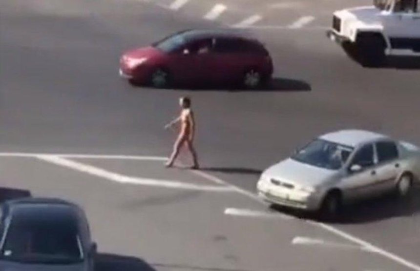 Жарковато: по улицам Киева разгуливала голая женщина (видео)