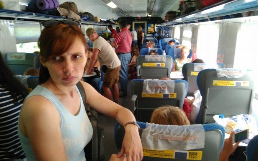 Семь часов на ногах: пассажиры "Интерсити" стоя ехали из Одессы в Киев (фото)