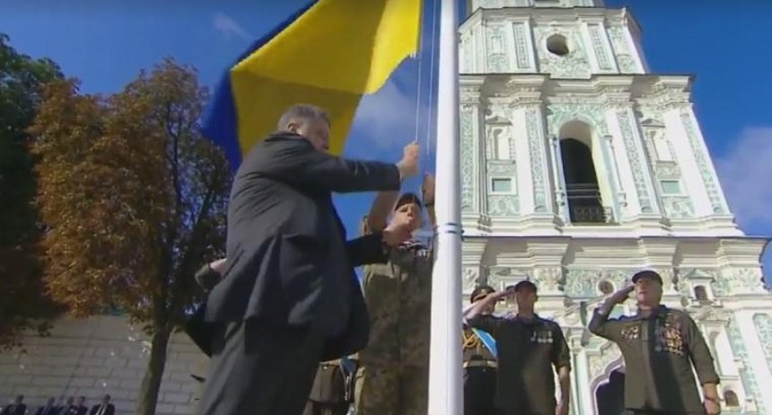 На Софийской площади подняли флаг Украины (видео)