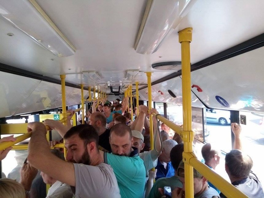 Отсутствие трамваев в Пуще-Водице привело к транспортному коллапсу (фото)