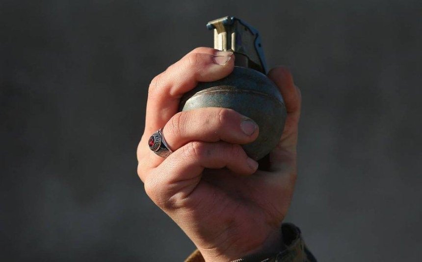 В Печерском районе неадекват с гранатами пытался подорвать больницу