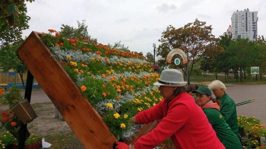 В одном из столичных парков к празднику установили новые цветочные композиции (фото)