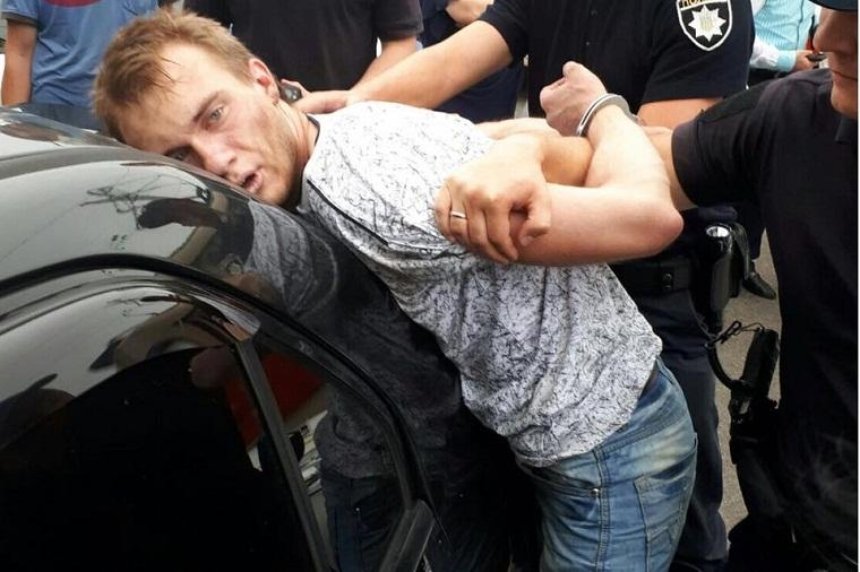 "Меня накачали! Я не знал!": патрульные задержали водителя-наркомана (фото, видео)