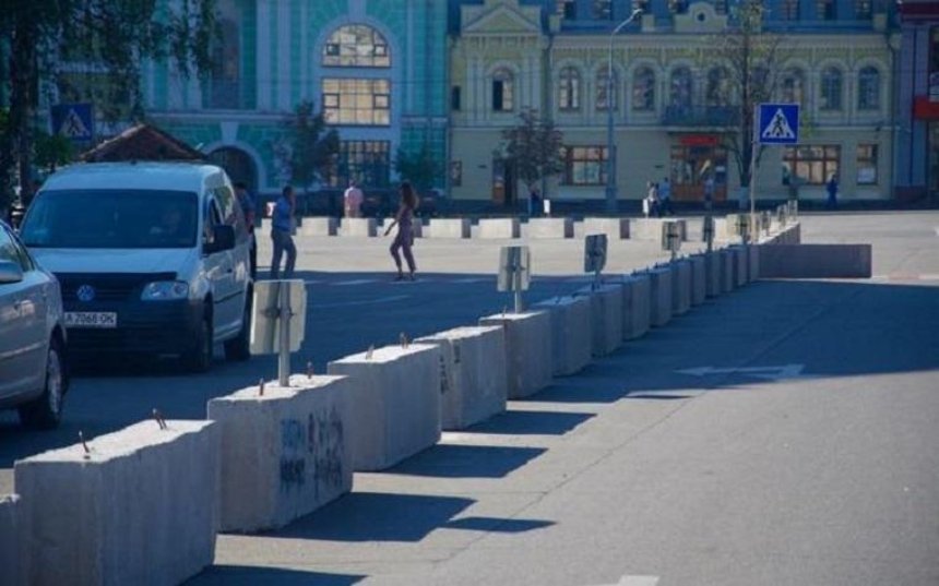 На Контрактовой площади бетонные блоки заменят светящимися столбами (фото, видео)