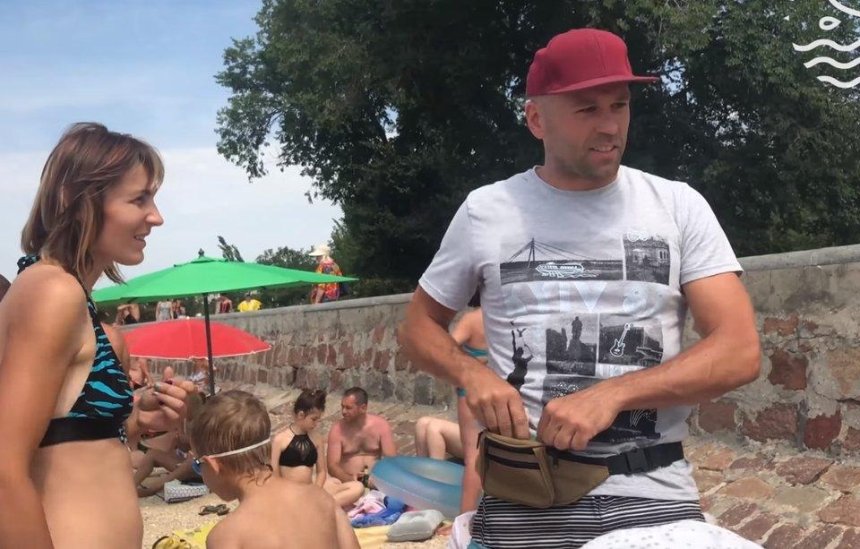 Интересный опыт: американец продавал кукурузу на украинском пляже (видео)
