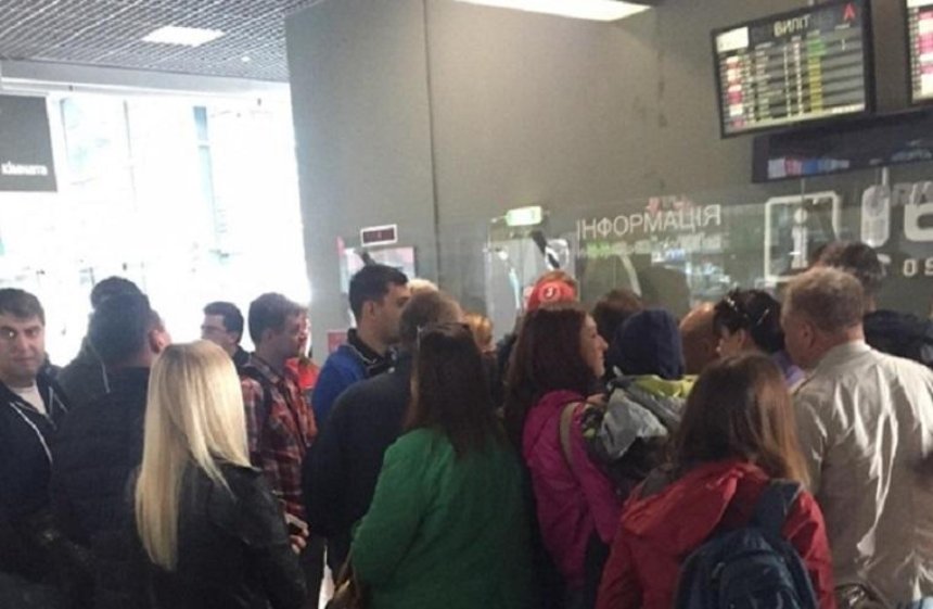 З вини туроператора в столичному аеропорту застрягли десятки туристів (фото)