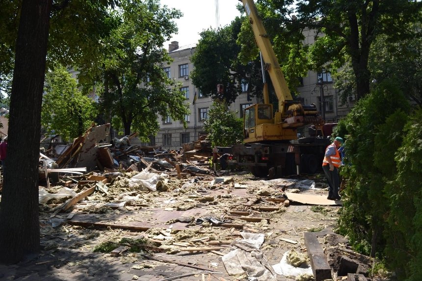 Никакой пощады: на Контрактовой снесли скандальное кафе "Мираж" (фото)