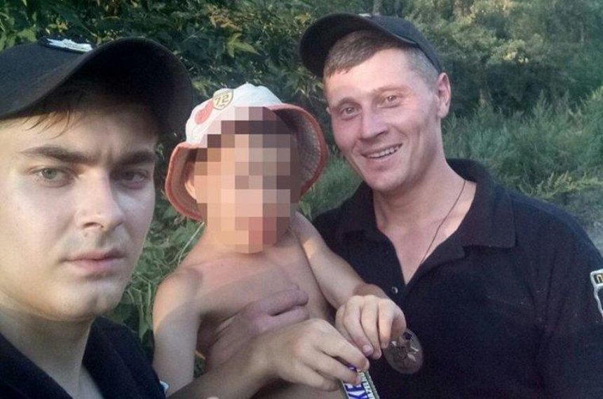 Киевские патрульные нашли в лесу пропавшего ребенка с аутизмом